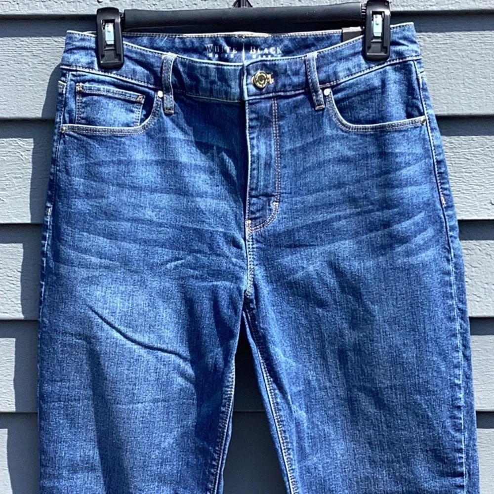 NWT White House Black Market High Rise Relaxed Slim Crop Jean Size 4 - Picture 2 of 8